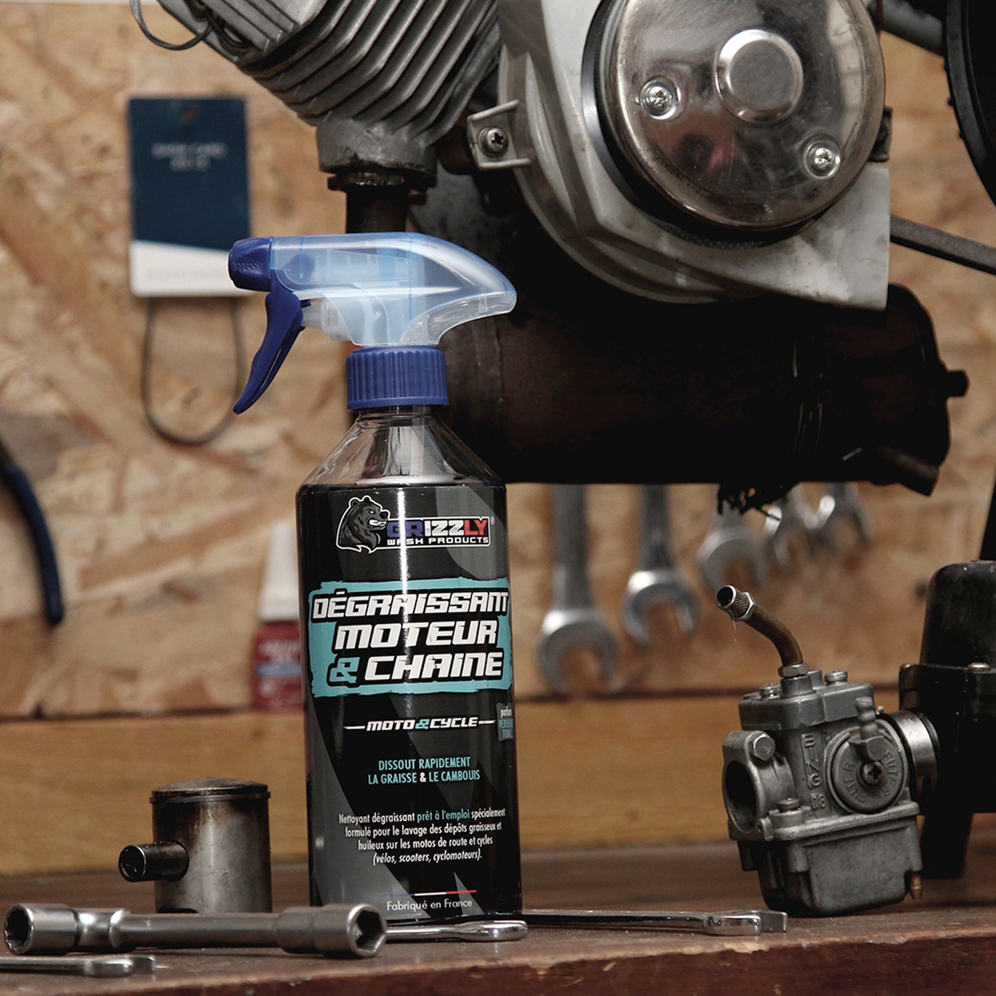 Le Dégraissant Moteur et Chaîne Moto & Cycle Grizzly Wash Products® désincruste et dissout rapidement les dépôts gras et huileux sur les motos de route (moteurs, chaînes, moyeux, jantes, etc.) et cycles.  Soluble à l'eau, il laisse après rinçage un support parfaitement dégraissé. 