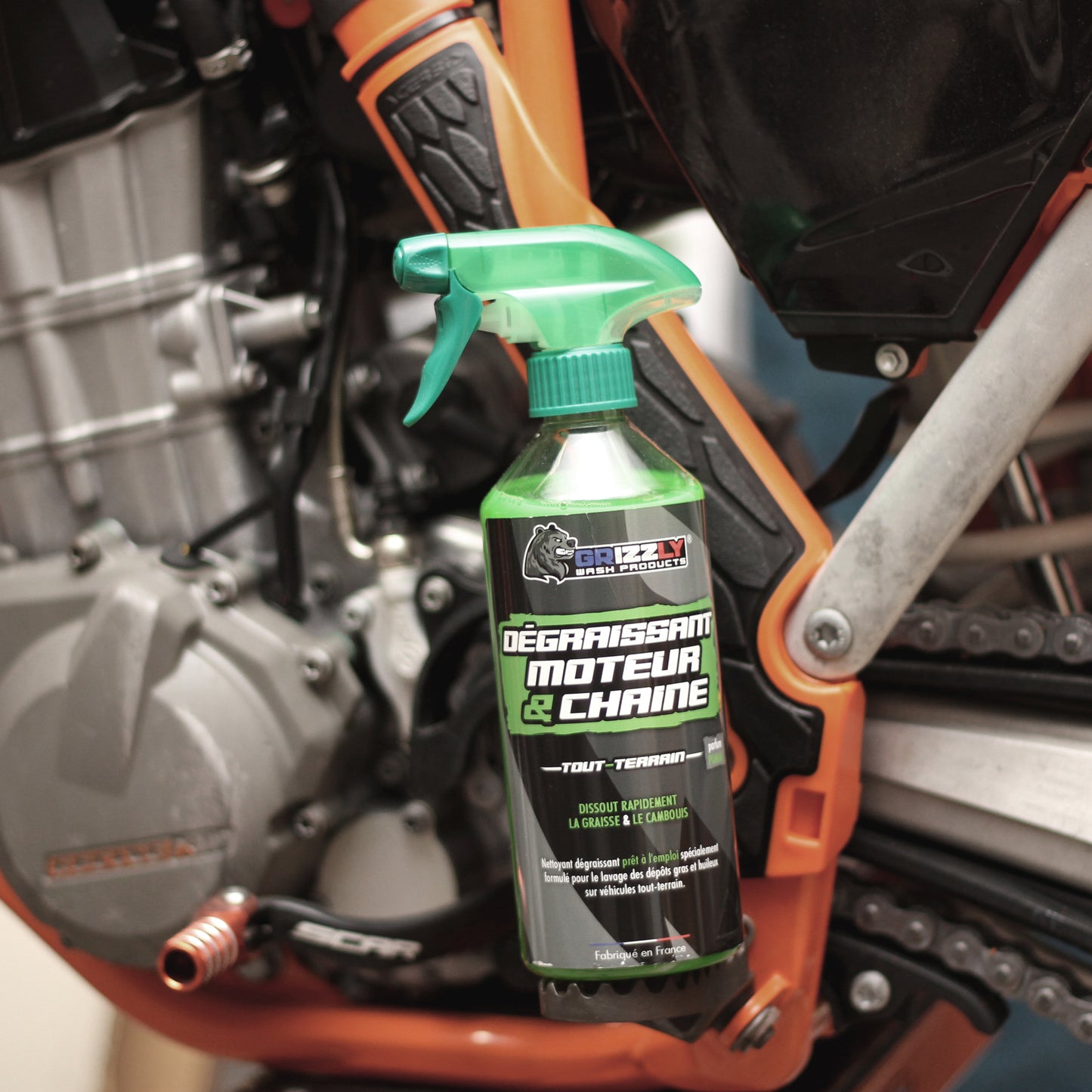 Le Dégraissant Moteur et Chaîne Tout-Terrain Grizzly Wash Products® désincruste et dissout rapidement les dépôts gras et huileux sur votre véhicule (moteur, chaîne, moyeux, jantes, etc.).  Soluble à l'eau, il laisse après rinçage un support parfaitement dégraissé. 