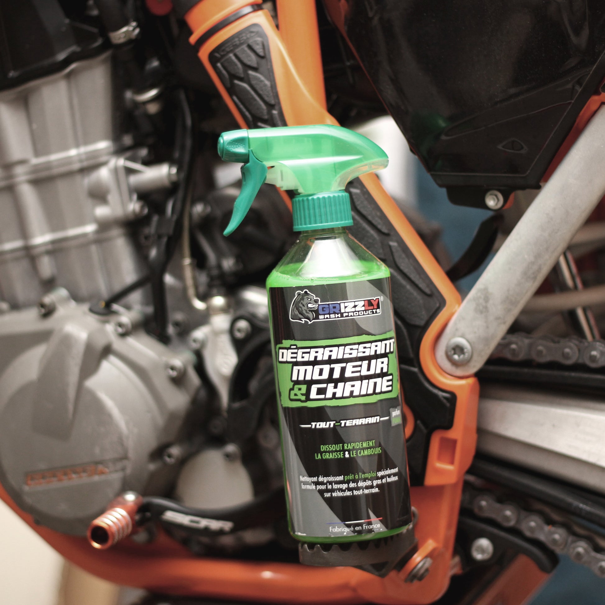 Le Dégraissant Moteur et Chaîne Tout-Terrain Grizzly Wash Products® désincruste et dissout rapidement les dépôts gras et huileux sur votre véhicule (moteur, chaîne, moyeux, jantes, etc.).  Soluble à l'eau, il laisse après rinçage un support parfaitement dégraissé. 
