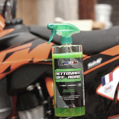 Le Nettoyant Off-Road Grizzly Wash Products® est une solution prête à l'emploi spécifiquement développée pour le lavage des engins tout-terrain tels que les motos, 4X4, quads, buggys, VTT, etc.  Grâce à sa formule exclusive, il liquéfie la saleté et la boue pour un nettoyage rapide sans détériorer les pièces en aluminium anodisées ou non, les plastiques, les caoutchoucs et autres éléments sensibles. Il laisse après rinçage une finition brillante et une pellicule protectrice sur votre véhicule.